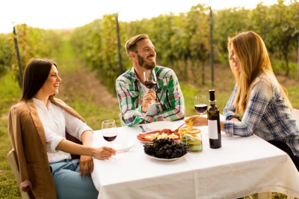 El maridaje significa unión, la alianza que se establece entre un vino y un alimento en el que ambas partes ganan al producir una gama de sensaciones.